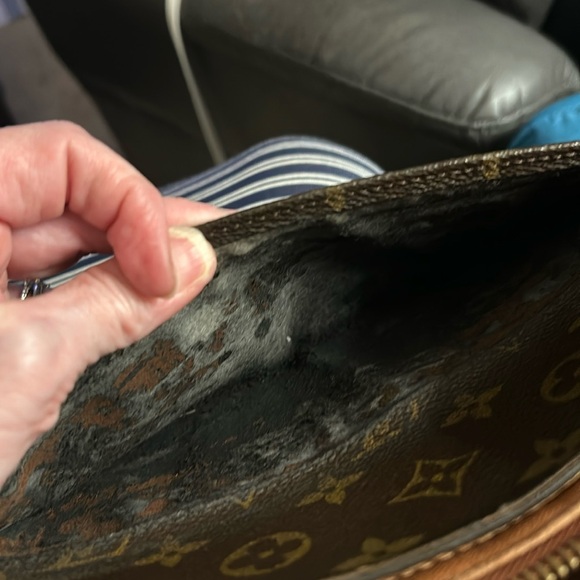 Louis Vuitton vintage Orsay clutch w/ removable strap and dust bag (peeling) - Picture 12 of 13